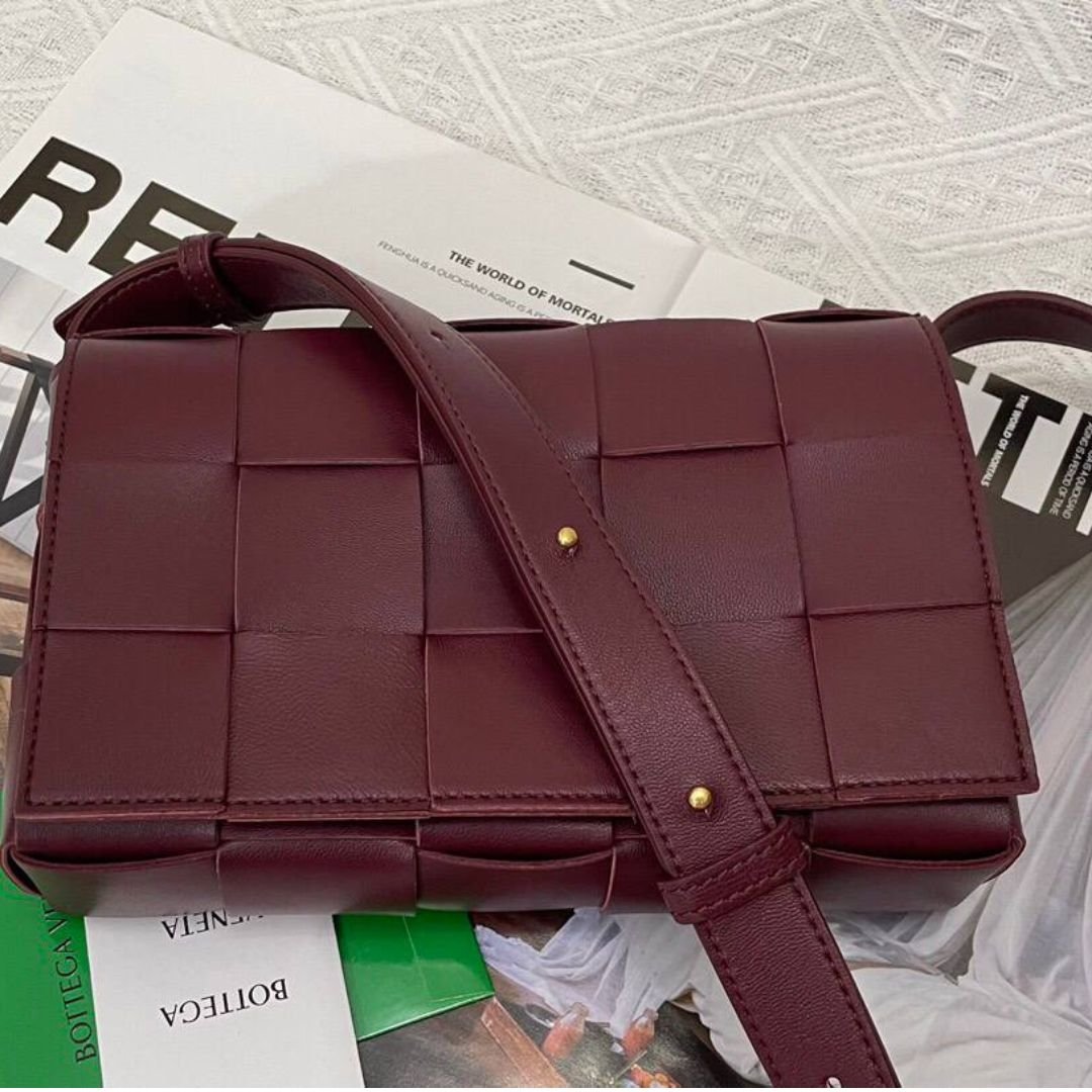 Bottega Veneta Cassette Bag in Burgundy Leather 25.9 cm - Image 3