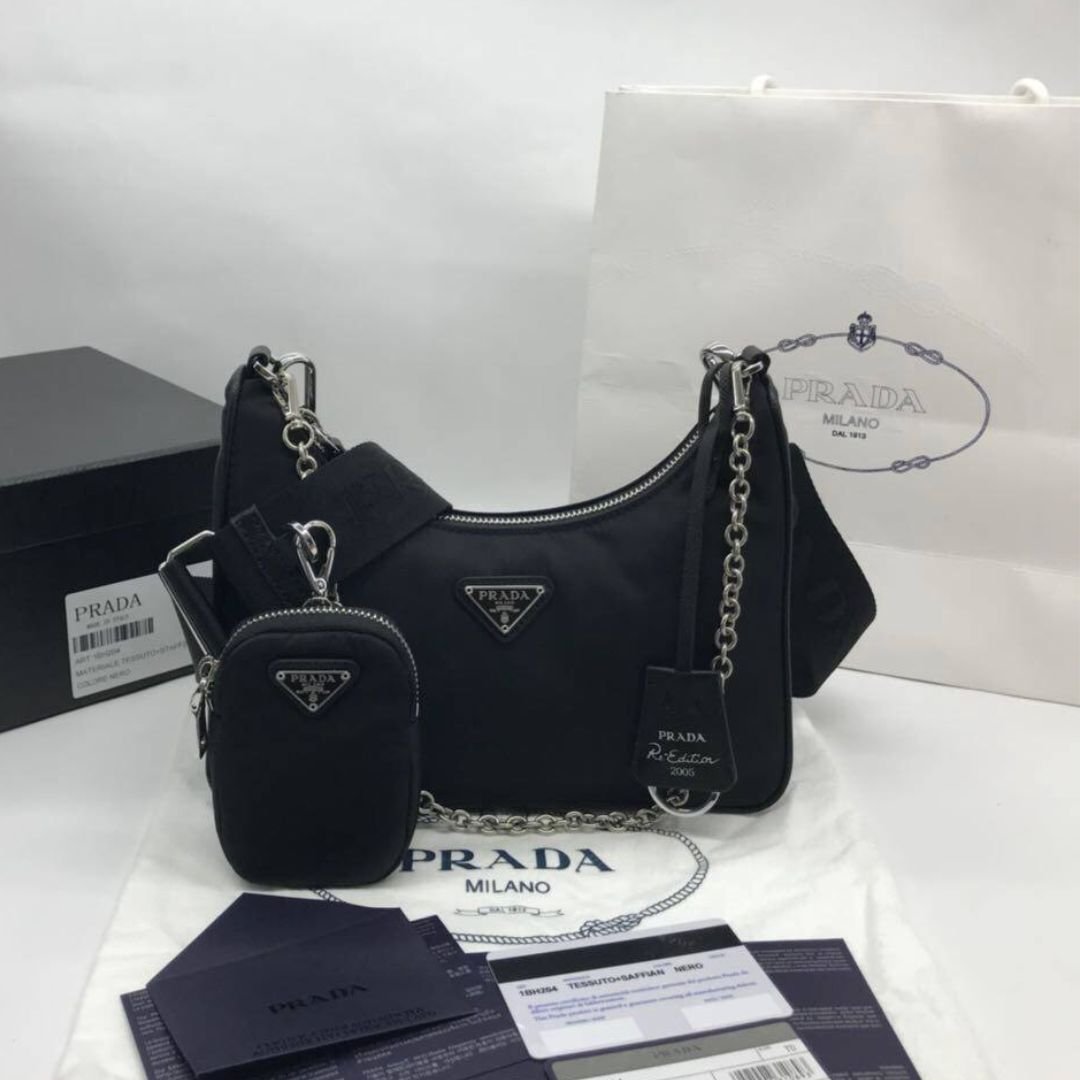 Prada Re-Edition 2005 Bag in Black Nylon 22 cm