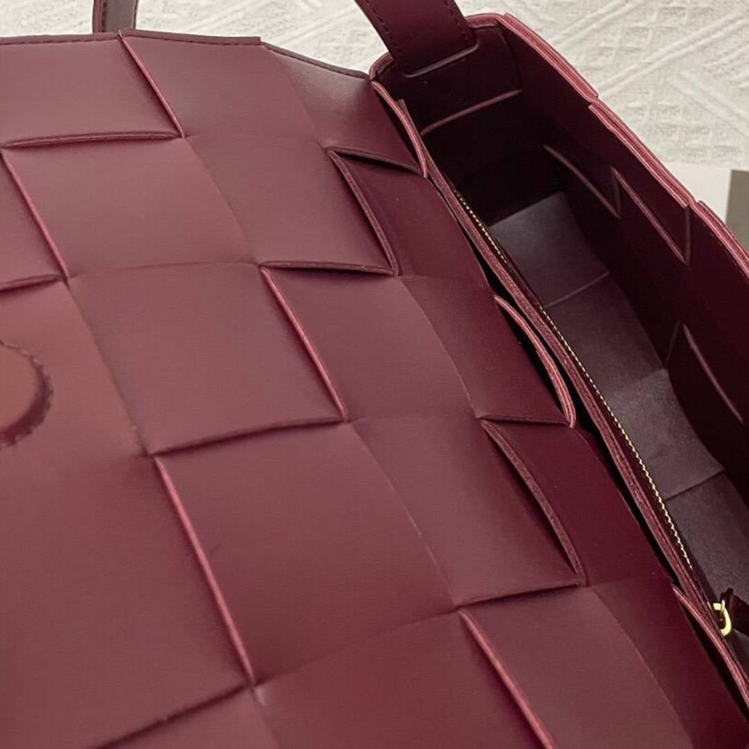 Bottega Veneta Cassette Bag in Burgundy Leather 25.9 cm - Image 4