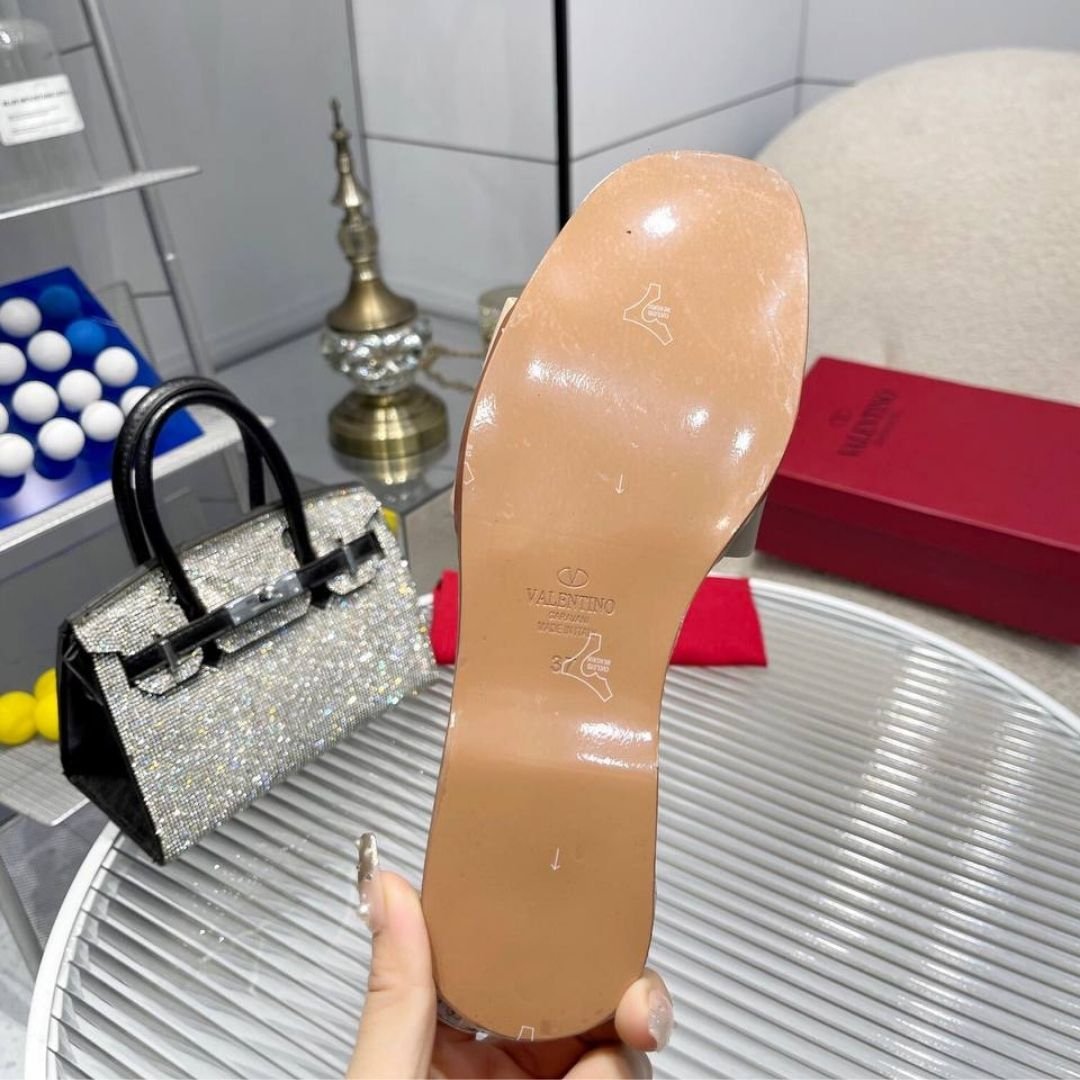 Valentino Garavani VLogo sandals in powder pink leather with tone-on-tone logo - Image 6