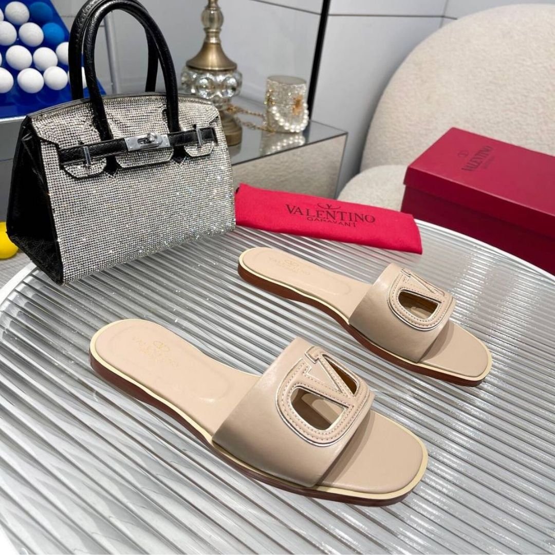 Valentino Garavani VLogo sandals in powder pink leather with tone-on-tone logo - Image 4