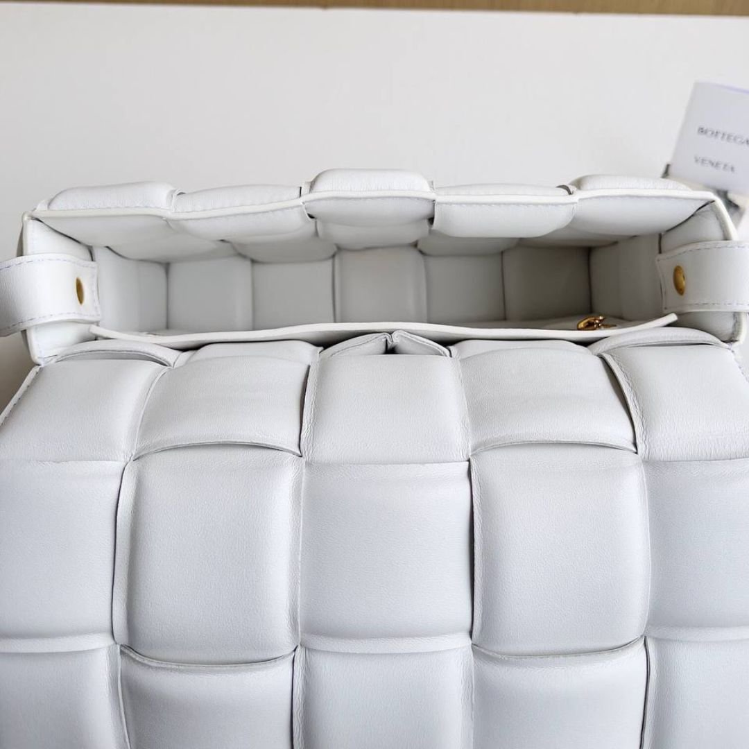 Bottega Veneta Cassette Bag in White Leather 25.9 cm - Image 5