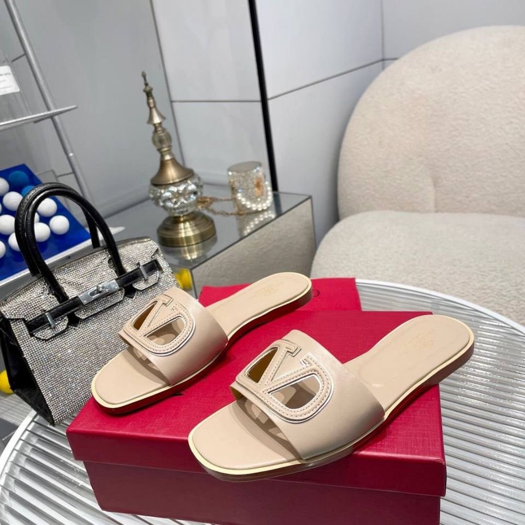 Valentino Garavani VLogo sandals in powder pink leather with tone-on-tone logo - Image 2