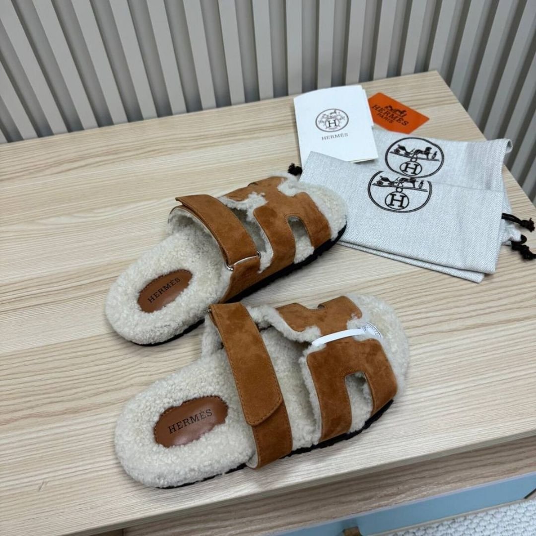 Hermès Cyprus sandals in brown suede and beige shearling - Image 2