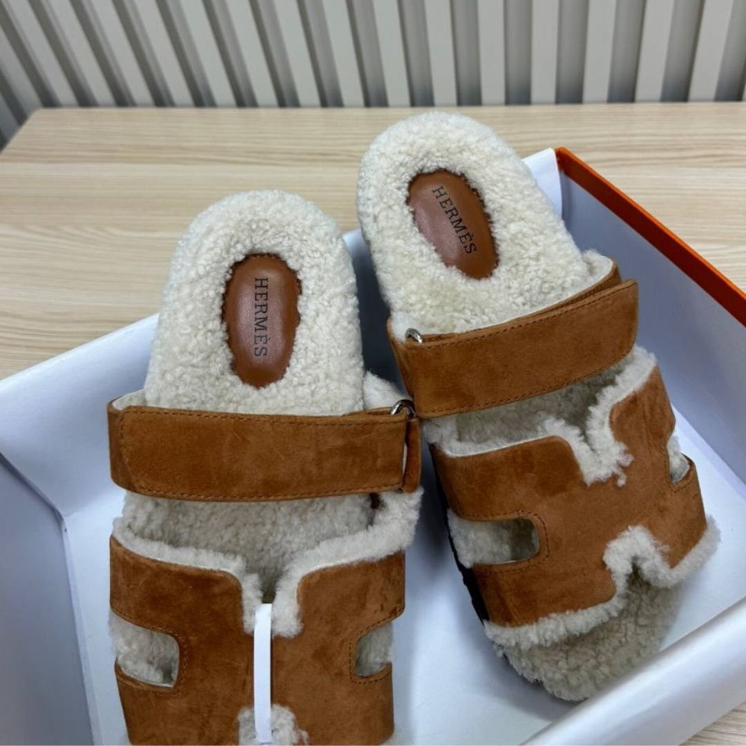 Hermès Cyprus sandals in brown suede and beige shearling - Image 4