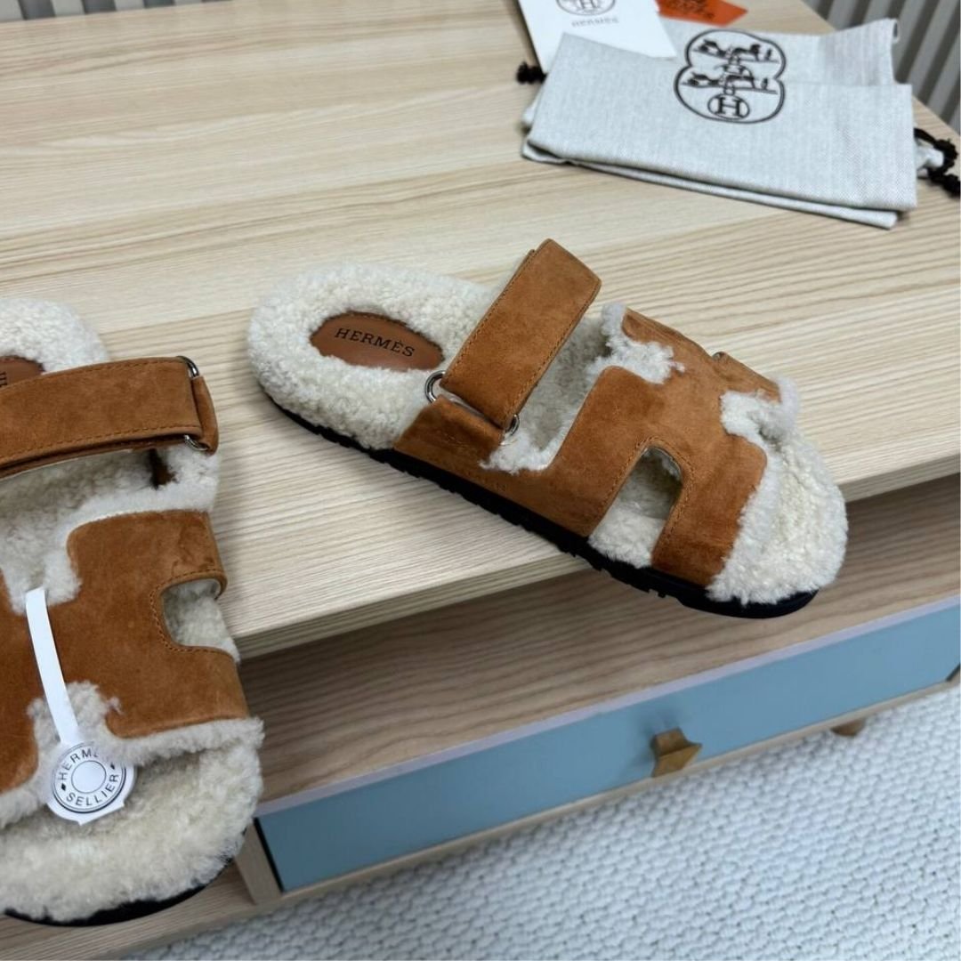 Hermès Cyprus sandals in brown suede and beige shearling - Image 5