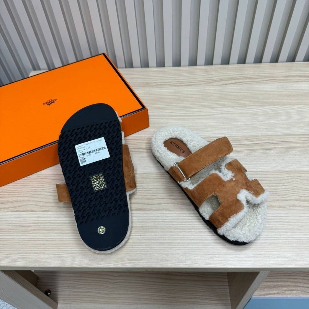 Hermès Cyprus sandals in brown suede and beige shearling - Image 6