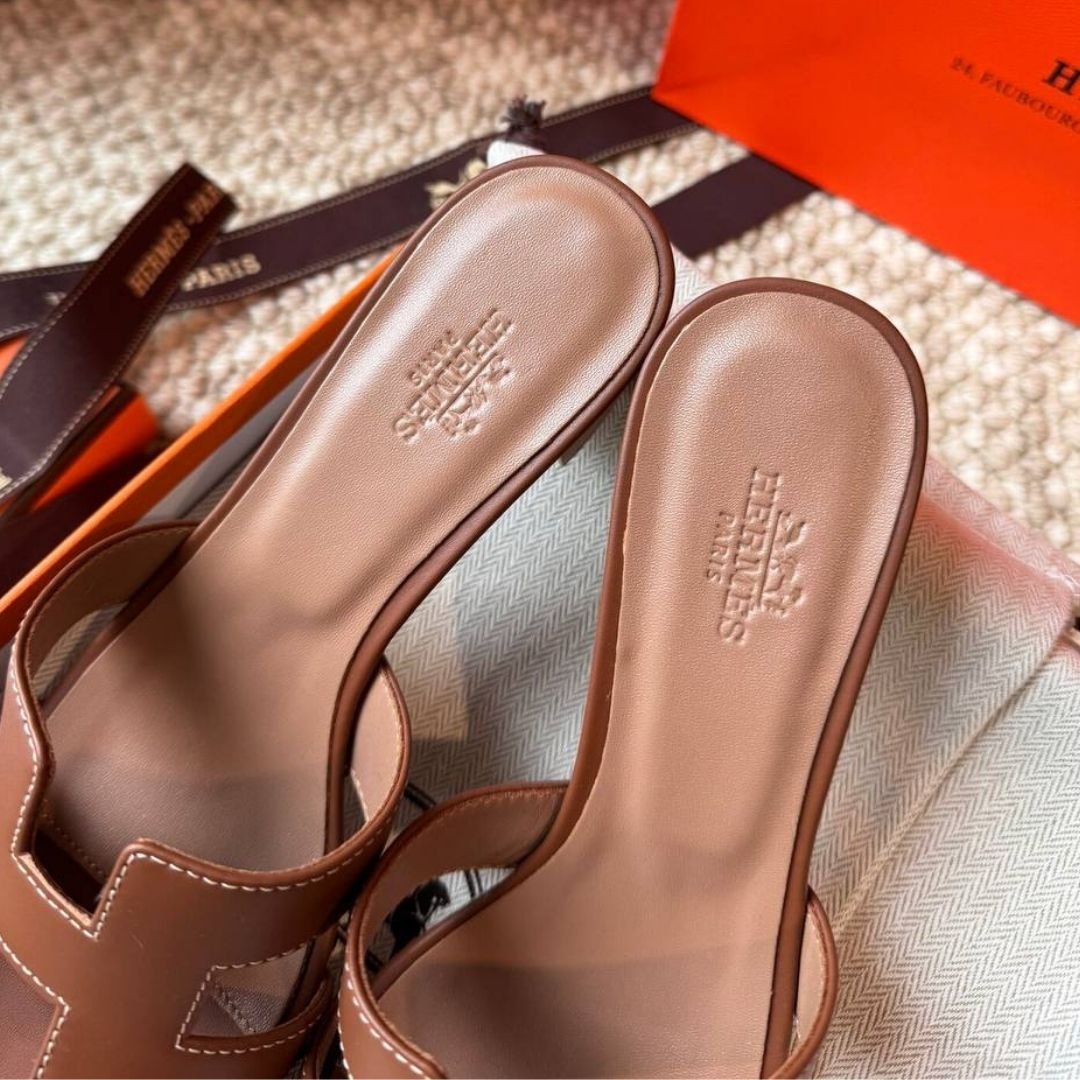 Hermès Oasis sandals in brown leather with 5 cm heel view 2