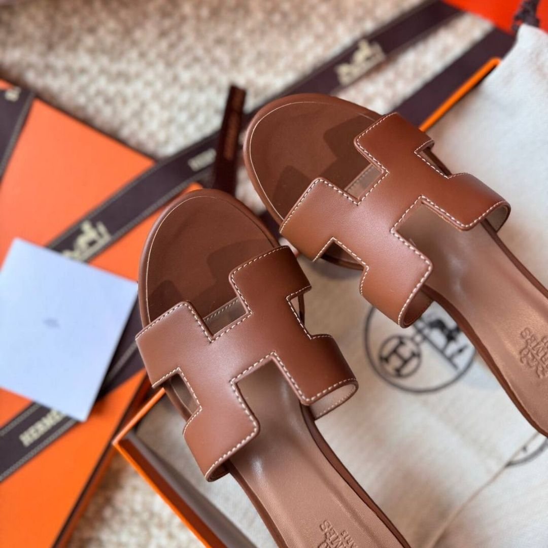 Hermès Oasis sandals in brown leather with 5 cm heel view 3