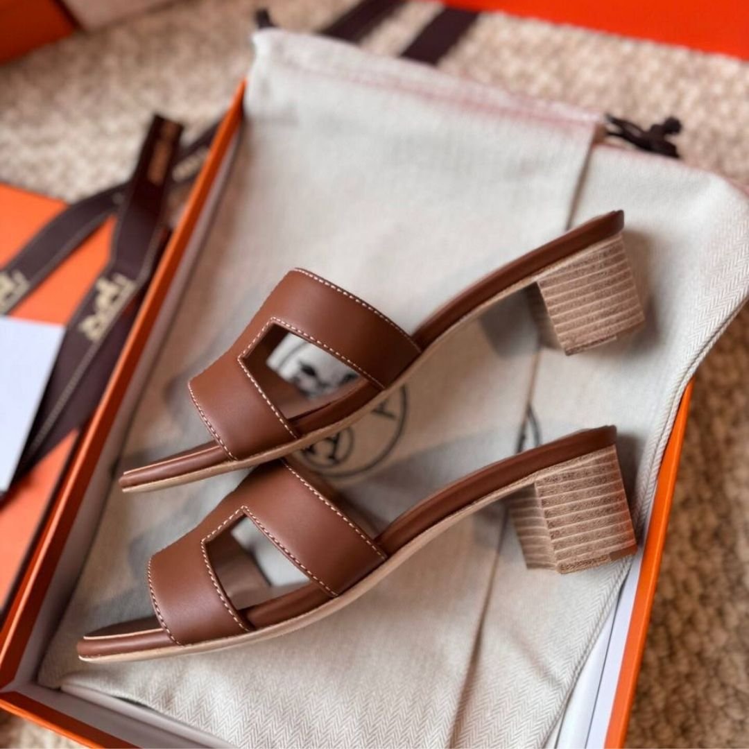 Hermès Oasis sandals in brown leather with 5 cm heel view 5
