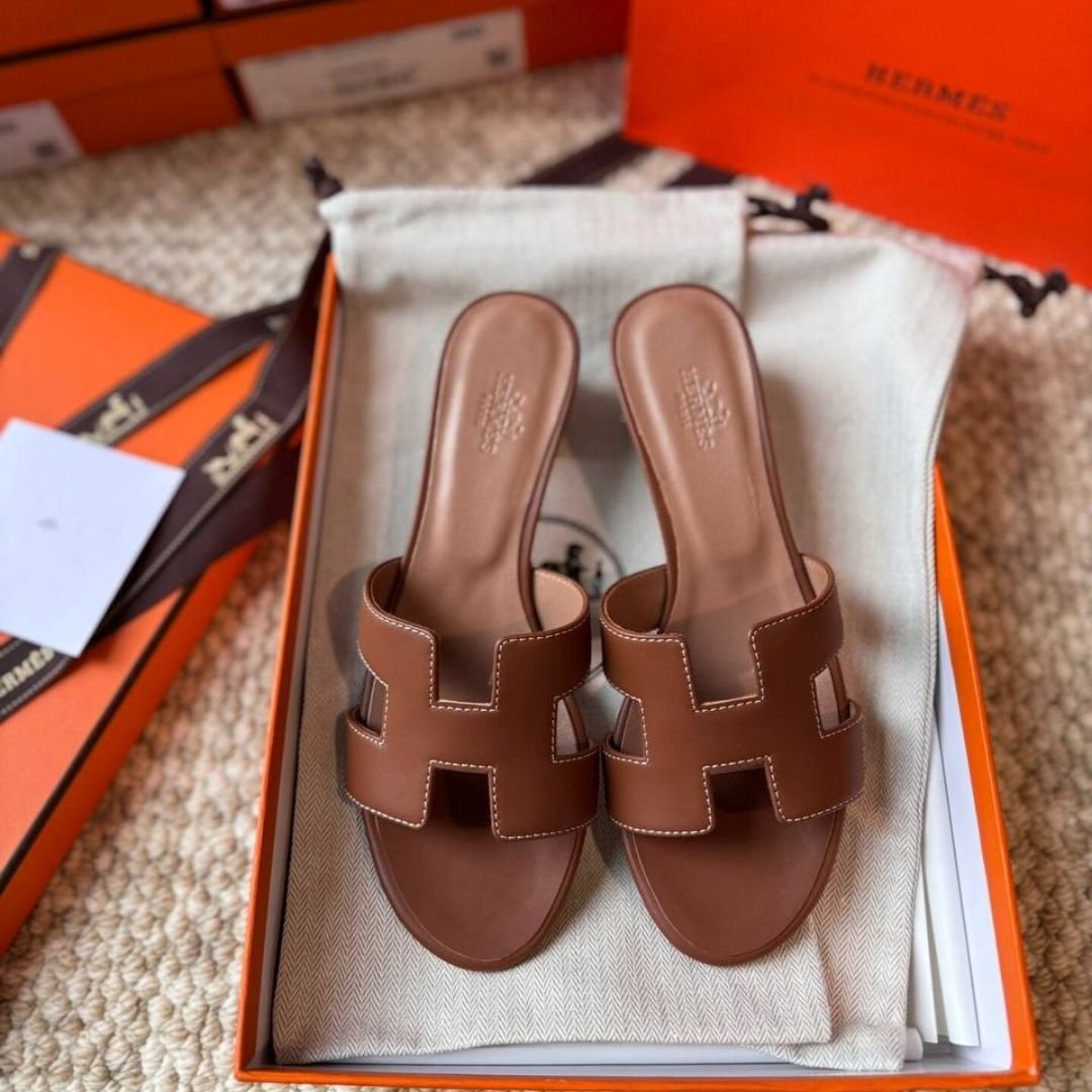 Hermès Oasis sandals in brown leather with 5 cm heel view 4