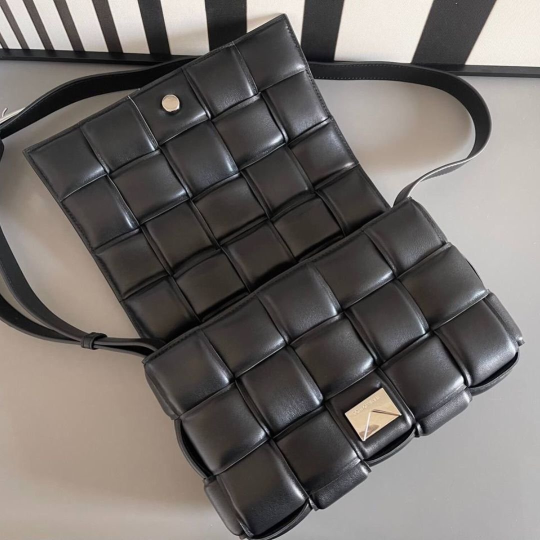 Bottega Veneta Cassette Bag in Black Leather 25.9 cm - Image 2