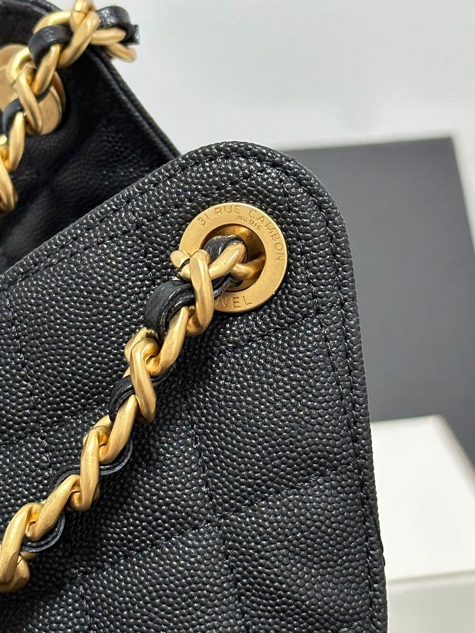 Chanel 19 in black quilted leather with gold chain - Image 4