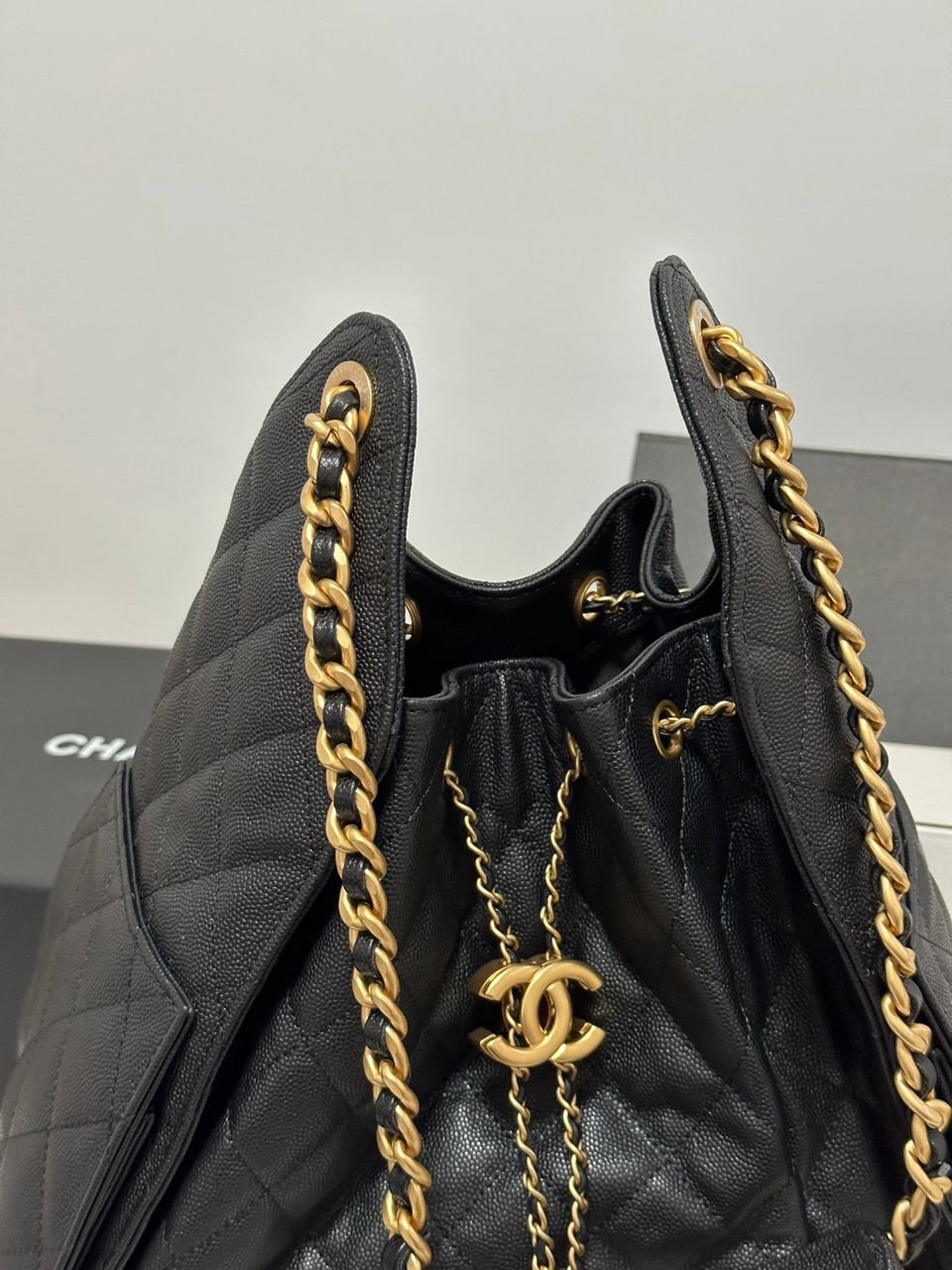 Chanel 19 in black quilted leather with gold chain - Image 5
