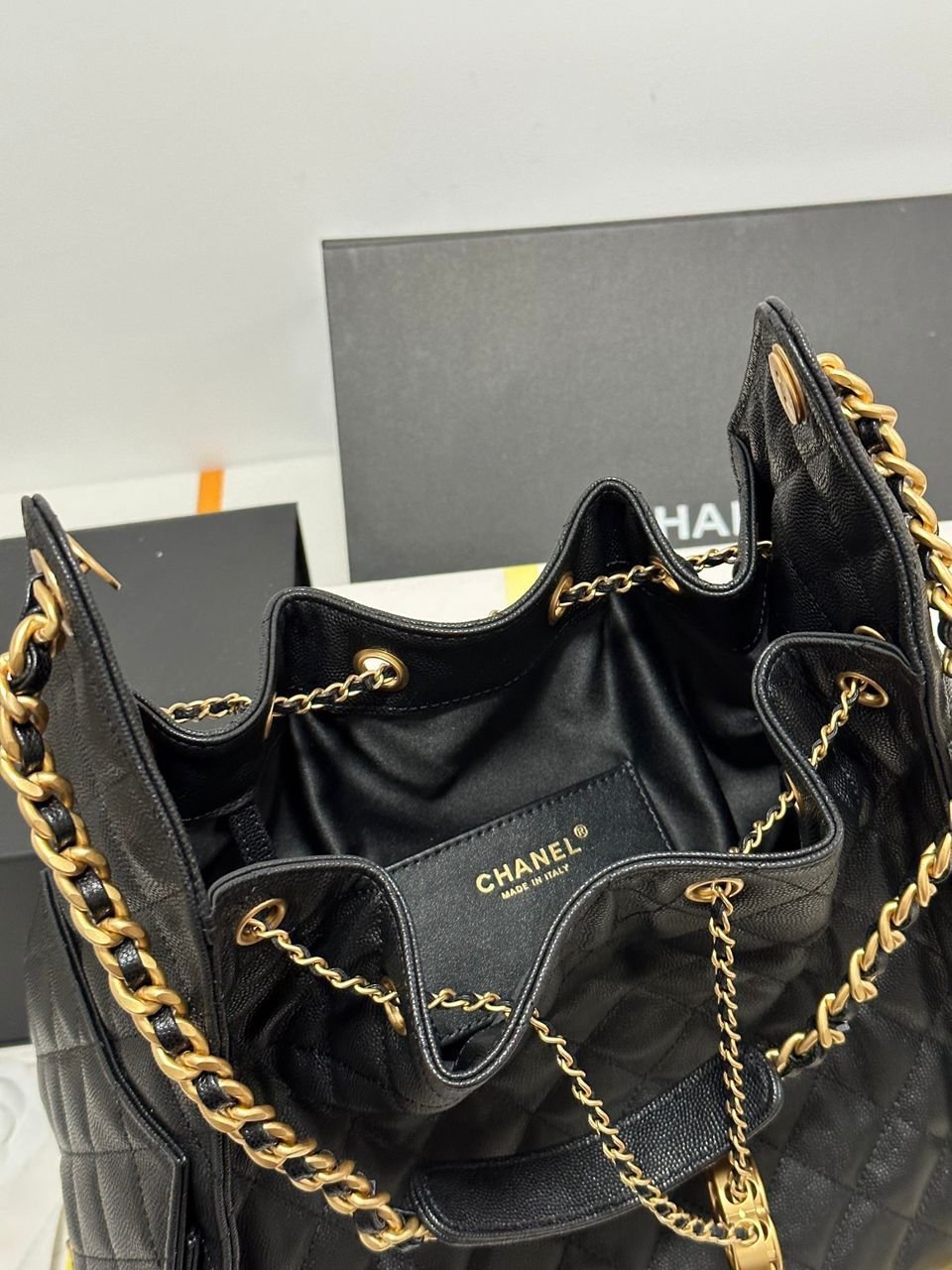 Chanel 19 in black quilted leather with gold chain - Image 2