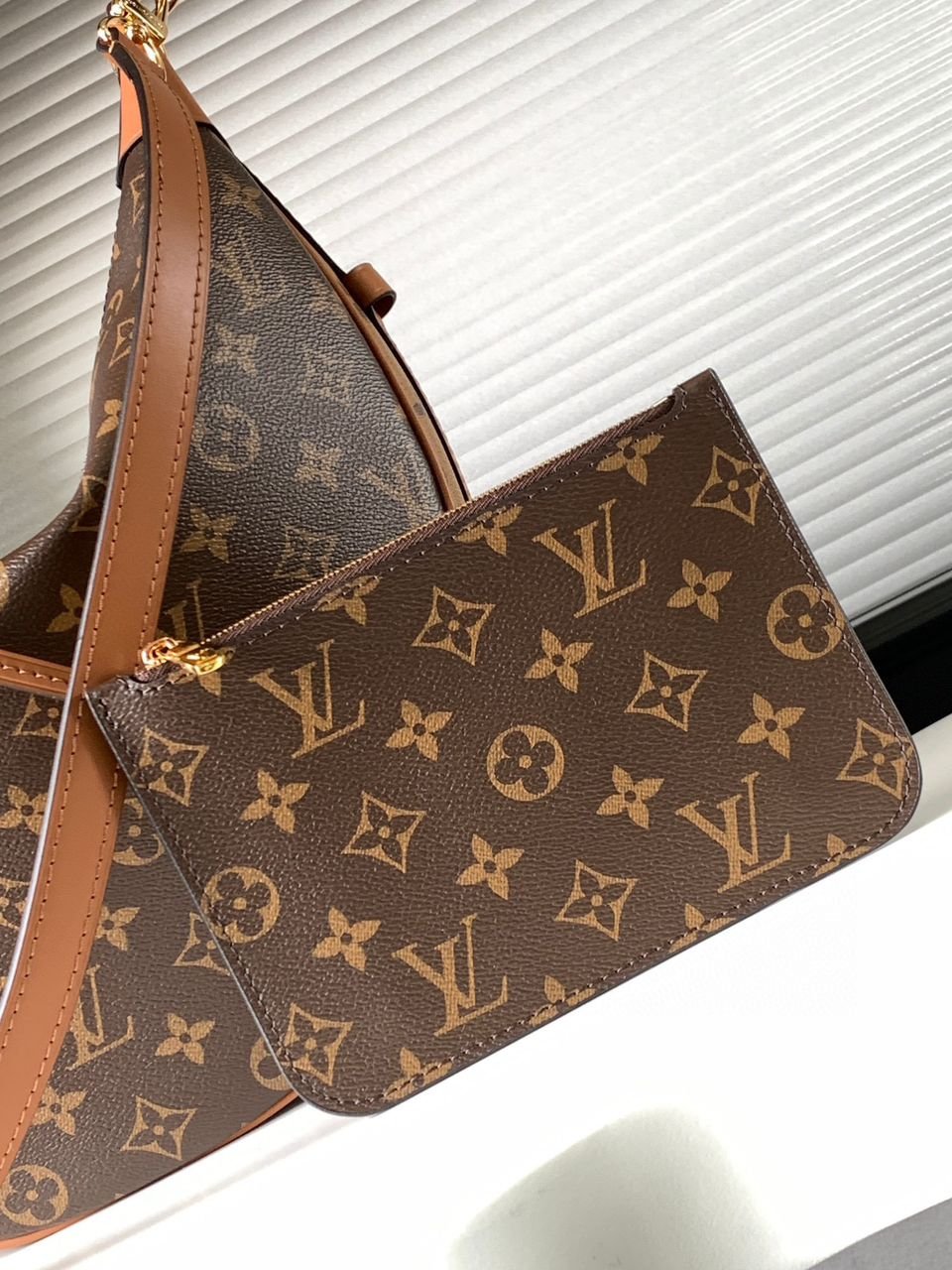 Louis Vuitton Loop Hobo Bag in Brown Monogram Canvas 38 cm - Image 6