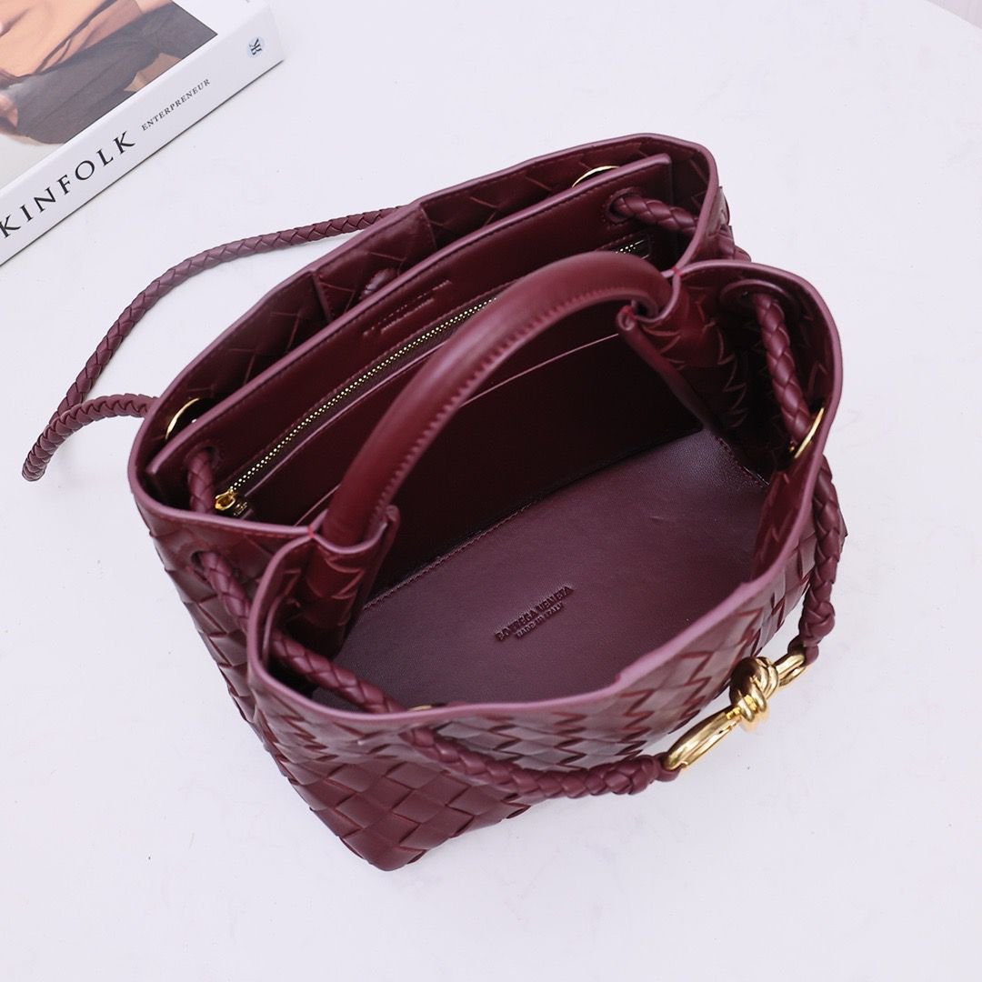 Bottega Veneta Small Andiamo Bag in Woven Leather in Burgundy, 25 cm - Image 6